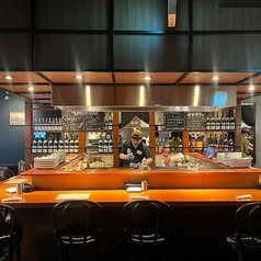 お1人様でしっぽり飲みたい方はカウンター席へご案内◎ほどよい灯の店内が抜群な雰囲気を演出してくれます。その他個室席も完備しております！デートや女子会にも。