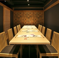テーブル12名席。大人数でも利用可能な個室が完備。和モダンな雰囲気が心を和ませ、料理が場を華やかに変えてくれることでしょう。