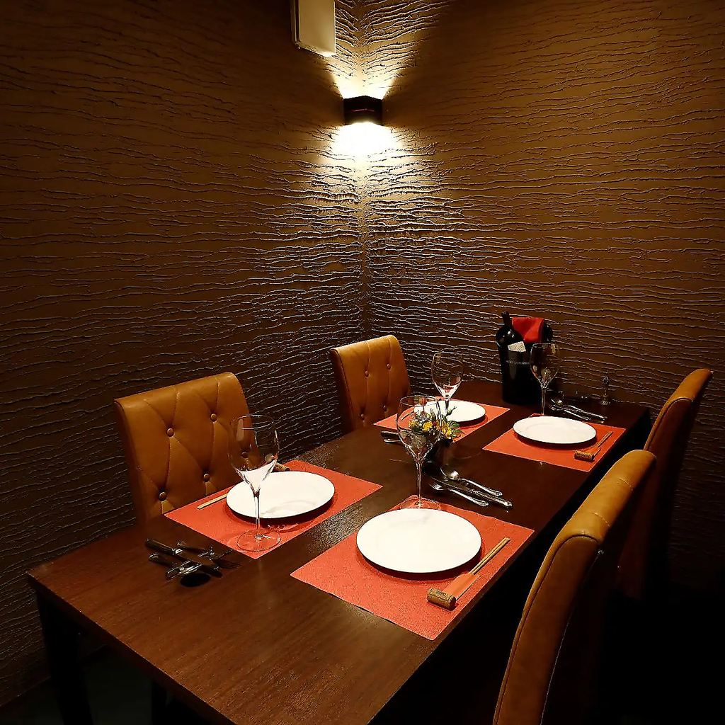 洗練されながらも落ち着いたデザインの空間。個室もあるので、大切な仲間と贅沢な時間を過ごせます