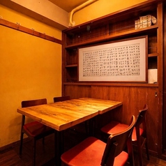 最大4名様まで対応可能な扉付き個室をご用意。宴会や女子会、お祝いの席にも最適で、プライベート感を重視したい方におすすめです。周囲を気にせず盛り上がれます。