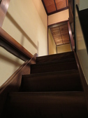 階段を上ると、2階の個室がございます。