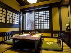 大小さまざまある個室は多目的なシーンで利用できます。歴史ある芸術品の観賞も兼ねて訪れるカップルや外国のお客様も多くみられます。個室料は昼、夜共に奉仕料として10％かかります。