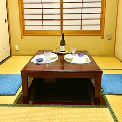 【藤の間】4.5畳の小さな特等席。完全個室の静かな空間です。デートのひと時に、ご夫婦の語らいに、そっと寄り添うひと間です。親密な距離感だからこそ落ち着く“隠れ家時間”、いかがでしょうか。