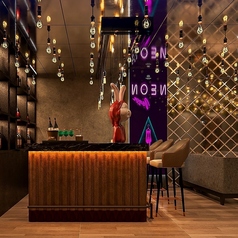 バーカウンターに3席