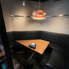 女子会やお子様連れでのママ会、仲間との集まりなど様々なシーンに活躍するセミプライベート空間。壁側に上着をかけられるので女性の方でも安心してお使いいただけます♪