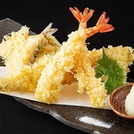 大海老、穴子一本揚げ、キスの入った盛り合わせです。丁寧にカラっと揚げた天ぷらをお楽しみ下さい。