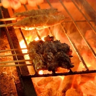 味はもちろん、炭火焼と藁焼きの香りもお楽しみください