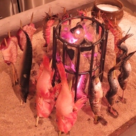 当店名物！旬の鮮魚を炭火の原始焼きで焼き上げる焼魚!