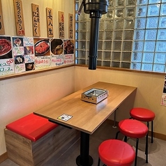 会社の同僚やご家族との集まりに最適な6名掛けの席をご用意しております。お祝い事やサプライズにも対応可能で、特別なひとときを演出いたします。