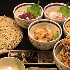 手打ちそばと丼がセットになったお得なランチセット♪の写真