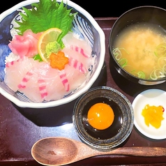 〆の海鮮丼（鯛・マグロ・本日のおすすめ）