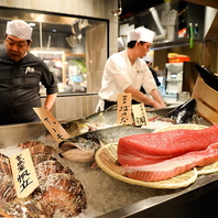 地元市場から仕入れる新鮮な魚料理も自慢！