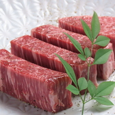 【厳選黒毛和牛】ごろうでは『高くて美味しい』という常識を覆し、高級牛肉なのにお求めになりやすい価格でご提供しております。こちらの5種盛りは、厳選した黒毛和牛の様々な部位からでる「切り落とし」や「端っこ」など少し見た目が落ちる部位を集めたお得な盛合わせです。