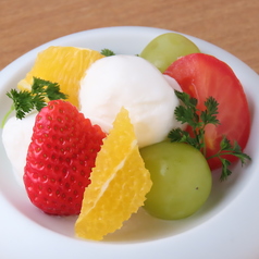 フレッシュモッツァレラチーズとフルーツトマト、季節のフルーツのカプレーゼ