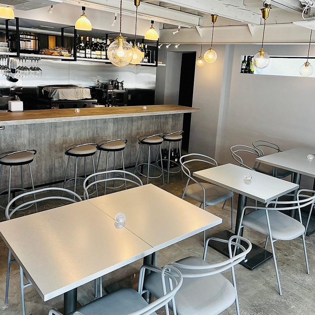 こだわりのインテリアを添えたグレーの色合いが優しい印象の店内で、ゆっくりとおくつろぎください♪