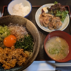 鶏そぼろのまぜそば定食