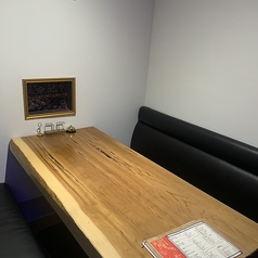 記念日や誕生日などの特別なシーンにぴったりな当店の席は、6名掛けを2つご用意しており、3名様からご利用いただけます。ブラインドカーテンで仕切られた個室感覚の空間は、プライベートなひとときを大切にできます。さらに、記念日や誕生日のお祝いに最適なクーポンもご用意しております。