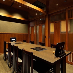 温かみと落ち着きを感じることのできるテーブル個室。3部屋・お席をつなげることも可能ですので、最大24名様までご利用いただけます。完全個室のため、周りを気にせず、会話やお食事を楽しめる空間ですので、ご宴会や接待にもおすすめ。
