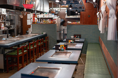 【粉もん女子会】アッツアツのもんじゃ焼きや鉄板料理を囲んで、お好きなドリンクで乾杯!思わず会話にも花が咲きます。当店は毎日17時から翌4時まで営業しておりますので、時間を忘れて終電後も盛り上がることができます。