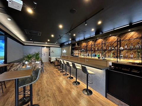 ゴルフやダーツと飲食を楽しめるカフェ&バー。美味しい料理とお酒をご用意しています