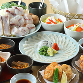 ふぐ料理を贅沢に堪能できるコースを各種ご用意！ふぐ刺しにふぐ鍋と、ふぐ三昧のコースが盛りだくさん◎ひれ酒や日本酒との相性も抜群でお酒も進みます。中でもオススメなのが期間限定「焼きふぐコース」。焼くとふぐの旨味や香りが一層引き立ち、噛むたびにジューシーな旨味が口の中に広がります。宴会、飲み会に是非◎
