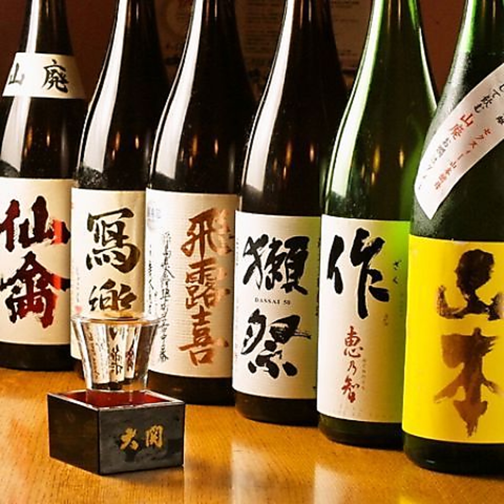 【季節のおすすめ日本酒】 利き酒師が試飲会を訪ね、鮮魚に合う辛口を中心に揃えています