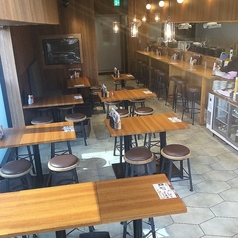 【大人数の宴会におすすめ】天井が高く開放感あふれる店内にはテーブル席を多数ご用意。繋げて最大45名様での貸切宴会も可能です。ウッド調のおしゃれなバル空間は女子会にもぴったり。送別会や歓迎会、同窓会など、会社のご宴会やクラブ活動の打ち上げ会など、大人数の宴会はぜひ当店をご利用ください！