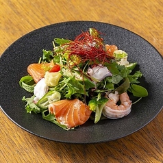 海の幸と彩り野菜のピリ辛サラダ ~発酵味噌使用・自家製ドレッシング~