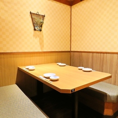 【2名様からご利用可能なボックス席】湯河原でのデートや仕事帰りのカジュアルな飲み会などにおすすめ。明るくにぎやかな店内は、お誕生日やご友人との飲み会にもおすすめです。さかなや道場こだわりの料理と厳選したお酒をゆっくりお楽しみいただける寛ぎ空間となっております。