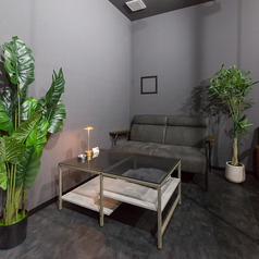 少人数のご利用にぴったりの2名様掛けテーブル席を4卓ご用意しております。デートやペアでのシーシャを楽しむのに最適です◎お一人様で集中してシーシャを堪能したい時にも周りを気にせずリラックスできます♪お客様の人数に合わせて、席を繋げてご利用いただくことも可能です。