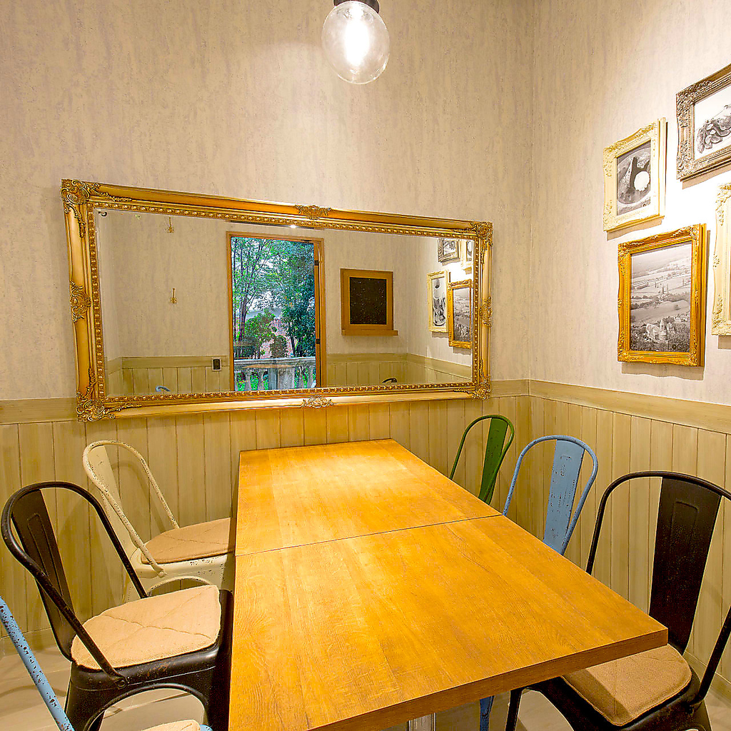 ゆったりテーブル席もございます♪30名様以上から貸切利用もOK♪要相談。