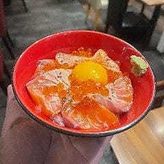 炙りサーモンとイクラの親子丼