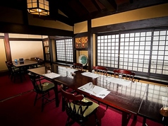 5名様ご利用のテーブル席です。ご家族との集まりや、記念日、ご接待などの特別な時間にぴったおりです。ゆっくりお過ごしいただけます。