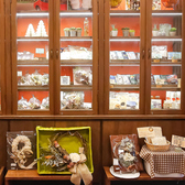 店内ではドライフラワーのミニリースも販売しております。お家でご鑑賞いただくも良し、親しいご友人や大切なご家族、恋人へのプレゼントにもおすすめとなっております♪ご来店いただいた際はぜひ、ご覧ください!