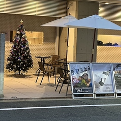 2名用のテラステーブルが3席ございます。開放的な空間で、心地よい風を感じながら、美味しいコーヒーや食事を楽しめます。友人や大切な方との特別な時間を、リラックスした雰囲気の中でお過ごしください。