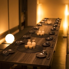 広々とした空間を確保した団体様専用の個室です。掘りごたつタイプとなっているため、長時間の宴会でも疲れにくく、リラックスして楽しめます。