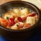 2種類の海老を贅沢に使った、お店で一番人気のアヒージョです。風味と食感が抜群で、バケットとの相性も抜群です。