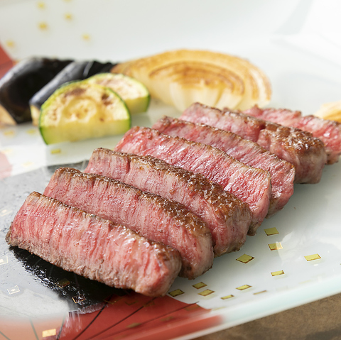 全席・鉄板前のカウンター席、目の前で焼き上げるステーキをお楽しみください