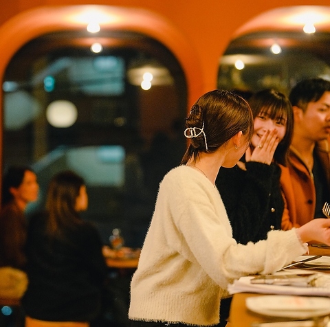 大人が集う雰囲気抜群のナチュラルワイン酒場