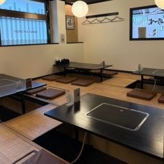 足を伸ばしてゆったりと寛げる掘りごたつ席を完備。6名掛けを3卓、4名掛けを3卓の計6卓ご用意しております。少人数での飲み会から、中規模のご宴会まで幅広く対応可能です。和の情緒溢れる落ち着いた空間で、周囲を気にせずお食事をお楽しみください。人数に合わせたお席の調整も、お気軽にご相談ください。