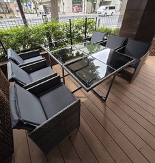 ペット同伴可のテラス席です。当日の天候などで着席が難しい場合でも店内への席移動を承れない場合があります。ご了承の上ご予約ください。