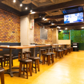 店内中心にはモニターあり◎野球やサッカーなどのスポーツ観戦をお楽しみいただけます！