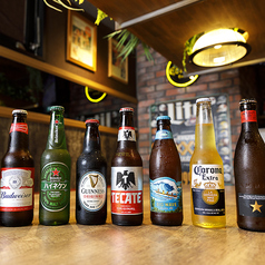 海外瓶ビール勢ぞろい！！その他ドリンクも多彩♪の写真