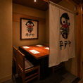 木の温もりを感じる落ち着いたテーブル席は、ご友人同士やご家族でのお食事、会社帰りの飲み会にもぴったり。毎日平戸から届く天然活魚や平戸牛を囲みながら、気兼ねなくゆっくりお過ごしいただけます。博多駅筑紫口から徒歩3分とアクセスも良く、普段使いから観光のお食事まで幅広くご利用いただけます。