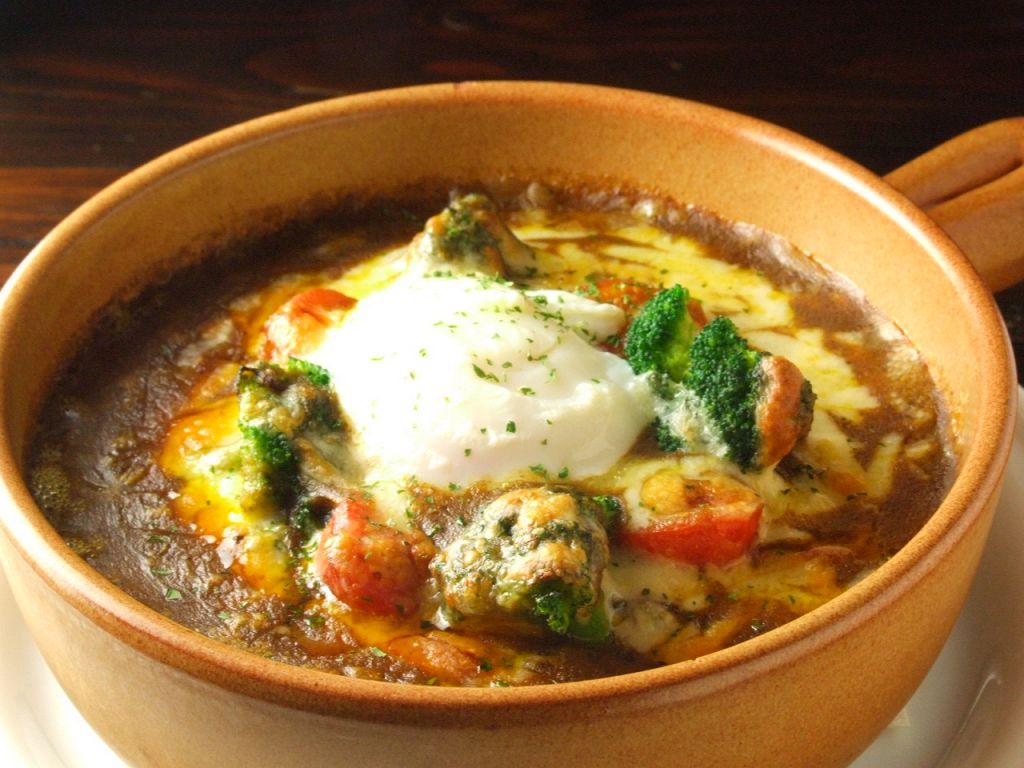 農家から直送した新鮮な卵とライスにしみこんだカレーが美味しい