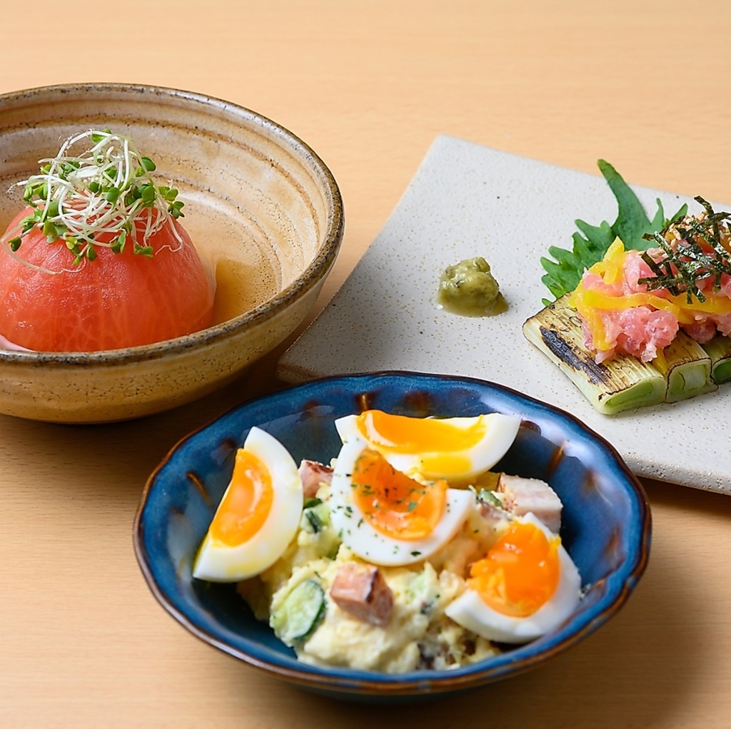 サラダやご飯物など、お酒にぴったりな料理をご用意！新鮮な素材を使ったサラダはお酒との相性抜群。