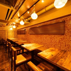 店内のテーブル席は、友人同士や気軽な食事にぴったり。落ち着いた雰囲気の中で、韓国料理とお酒をゆっくり楽しめます。普段使いはもちろん、女子会やランチ利用にもおすすめのお席です。