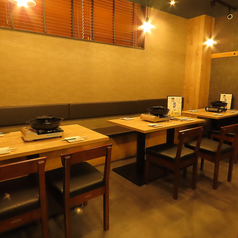 【テーブル席】4名様でご利用いただけるテーブル席をご用意しております。小規模の宴会や、ご友人やご家族とのお集まり・女子会などに、お気軽にご利用いただけます。