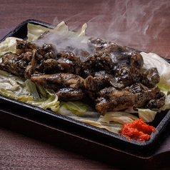 和牛ホルモンと鶏ももの炭焼き