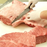 カットの仕方ひとつで味は変わります。お肉の状態を見ながら常によりよいものを追及していきます